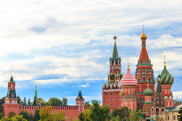 Fototapeta premium View of St. Basil's Cathedral and Spasskaya tower of Kremlin on Red Square in Moscow, Russia