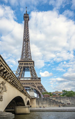 Fototapeta na wymiar View of the Eiffel Tower over the stone arch bridge
