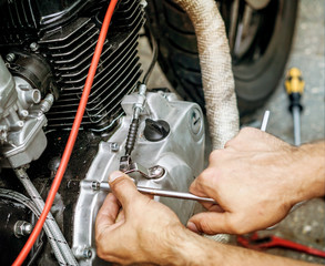 Motorrad reparieren mit Werkzeug