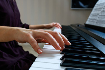 Obraz premium Young woman playing piano