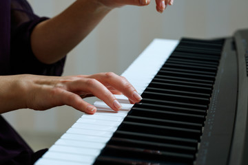 Obraz premium Young woman playing piano