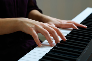 Obraz premium Young woman playing piano