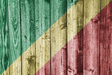 Fahne des Kongo auf verwittertem Holz