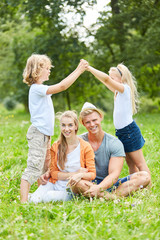 Fototapeta premium Bruder und Schwester bauen ein Dach