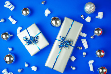 View from above of a decorated gift with bow