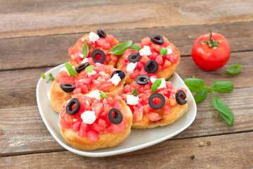 Tomatenbruschetta mit Oliven und Feta	