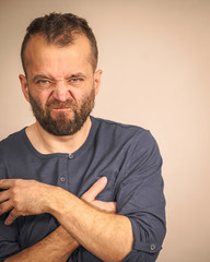 Obraz premium Man scratching himself