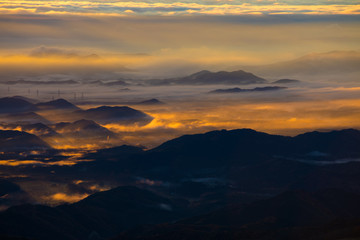 朝焼けに燃え上がるような真赤に染まる雲海の風景