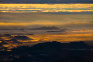 朝焼けに燃え上がるような真赤に染まる雲海の風景