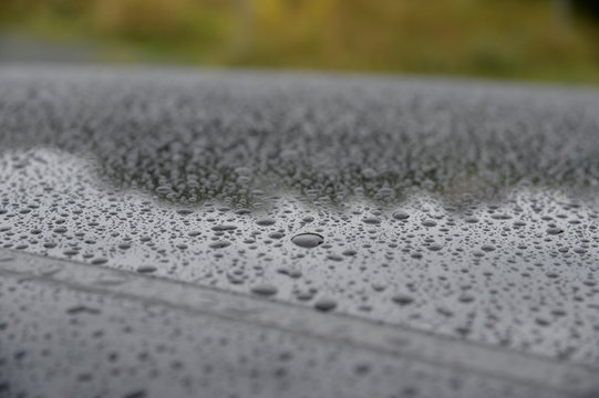 wassertropfen auf autodach regen starkregen hagel