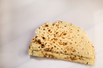 Pane carasau sfondo bianco
