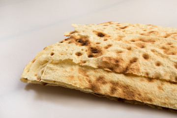 Pane carasau sfondo bianco