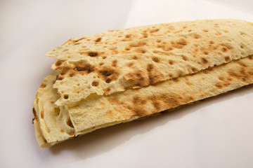 Pane carasau sfondo bianco