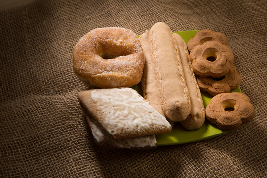 Piatto colazione fatti fritti savoiardi mustaccioli biscotti