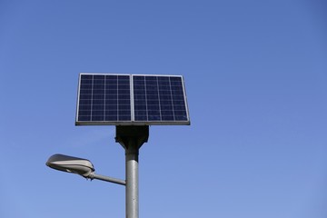 Obraz premium Solarpanel Solarmodul auf einer Laterne Straßenlaterne