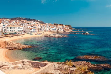 Fotobehang Zee landschap met Calella de Palafrugell, Catalonië, Spanje in de buurt van Barcelona. Schilderachtig vissersdorp met mooi zandstrand en helderblauw water in een mooie baai. Beroemde toeristische bestemming aan de Costa Brava © oleg_p_100