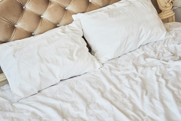 Fototapeta na wymiar beautiful bed with white linens