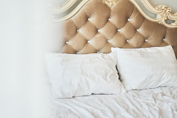 Fototapeta na wymiar beautiful bed with white linens