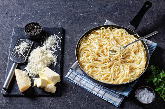 Close-up Of Cacio E Pepe In Skillet