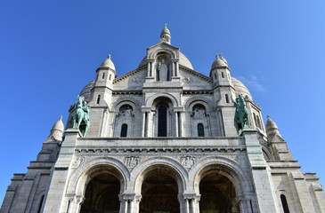 Fototapeta na wymiar Basilique du Sacre Coeur with blue sky. Paris, France.