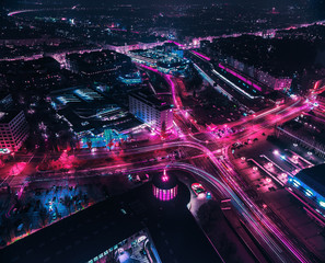 Stadtansicht von Berlin bei Nacht mit Verkehrslichtern