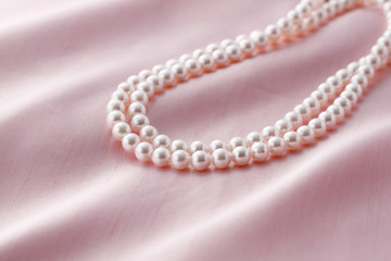 布の上にのった綺麗な真珠のネックレス