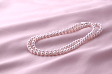 布の上にのった綺麗な真珠のネックレス