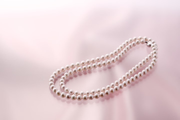 布の上にのった綺麗な真珠のネックレス