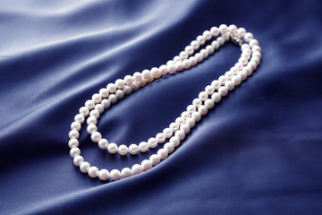 布の上にのった綺麗な真珠のネックレス