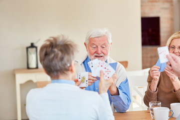 Senioren Freunde spielen Karten im Seniorenheim