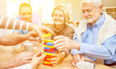 Senioren spielen mit Bausteinen im Pflegeheim