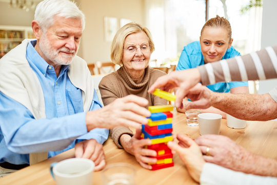 Gruppe Senioren spielt mit Bausteinen im Altenheim