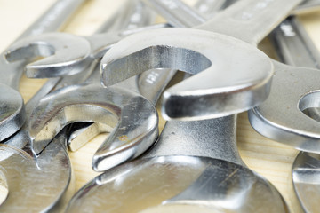 Schraubenschlüssel auf Holzbank im Close-Up