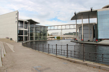 Obraz premium river spree and buildings (Marie-Elisabeth-Lüders-Haus and Paul Löbe Haus) in berlin (germany)