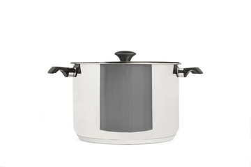 Olla de cocina de acero sobre un fondo liso blanco aislado. Vista de frente