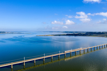 夏の北浦とJR鹿島線を俯瞰撮影