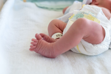 Pies de recién nacido con pulsera de identificación 28