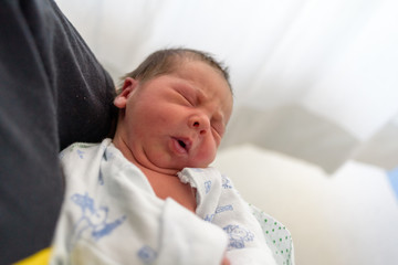 Bebé recién nacido en hospital 48