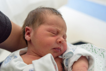 Bebé recién nacido en hospital 49