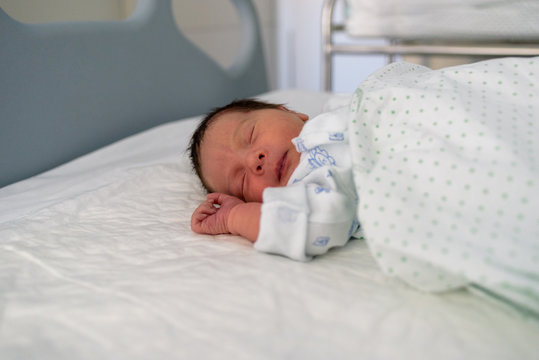 Bebé recién nacido en hospital 50
