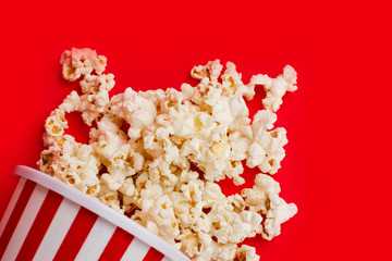 Popcorn palomitas de maíz en caja sobre fondo rosa rojo vista desde arriba