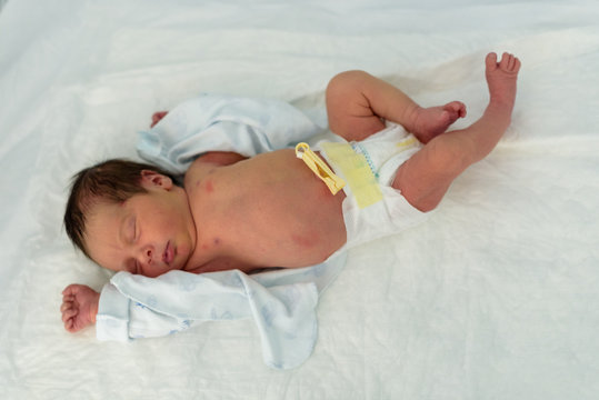 Bebé recién nacido en hospital 59
