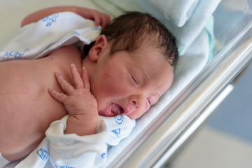 Bebé recién nacido en hospital 74