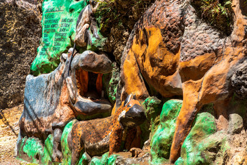 Auf der Insel Barbados, Wildtiere aus einem Felsen gehauen- ein Wandrelief