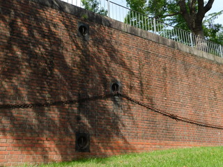 毛馬第一閘門遺構の煉瓦の壁と係船環 © 開運招福招き猫