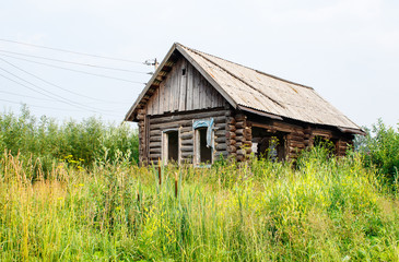 Fototapeta na wymiar abandoned wooden house in the village