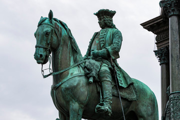 Fototapeta premium Monument to Maria Theresa in Vienna on the square near the Museum of Natural History.