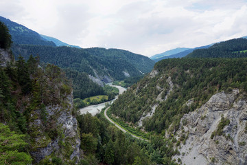 Naklejka premium Blick in die Rheinaulta Rheinschlucht Graubünden in der Schweiz