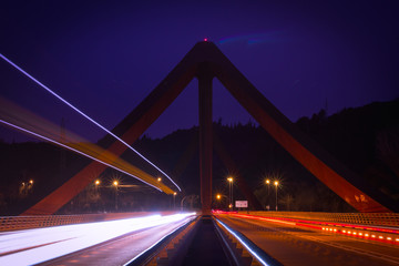 Light lines in movement in a symmetrical bridge 