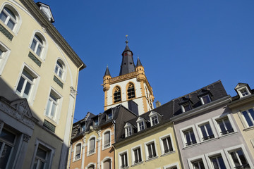 Fototapeta na wymiar Trier - Kirche St. Gangolf zwischen Altstadthäusern, Rheinland-Pfalz, Deutschland, Europa
